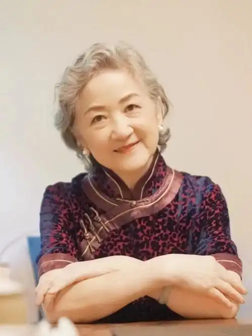 除了总是穿旧衣服,也是因为发型太老气,一看就是老人专属发型.