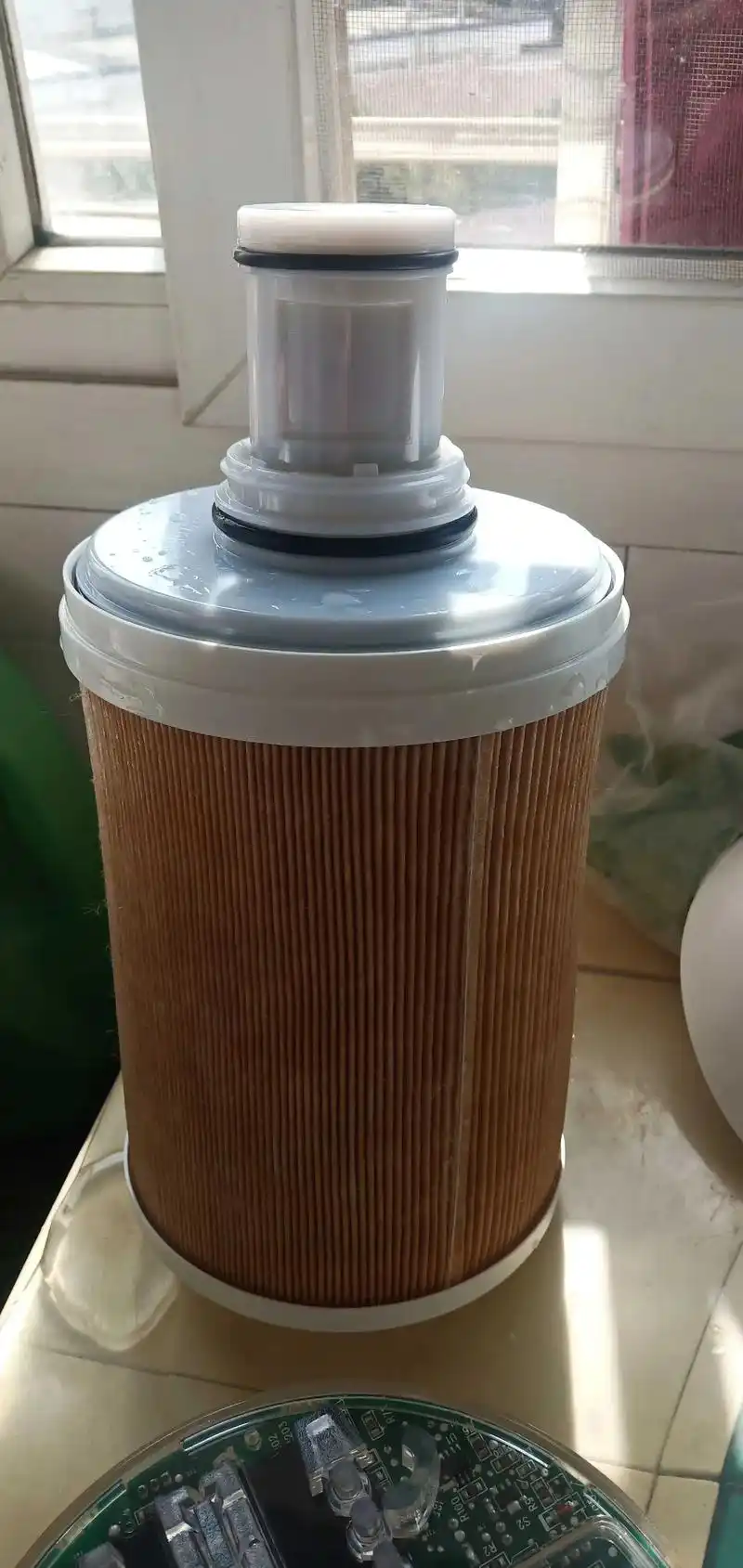 我今早上换下的净水器的滤芯,看看我们吃的水太脏了