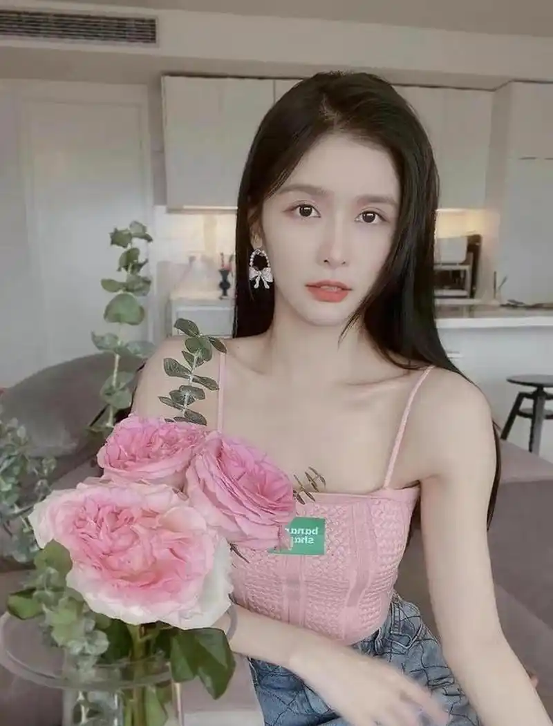 "吊带美女"蔡卓宜,身材窈窕,性感迷人