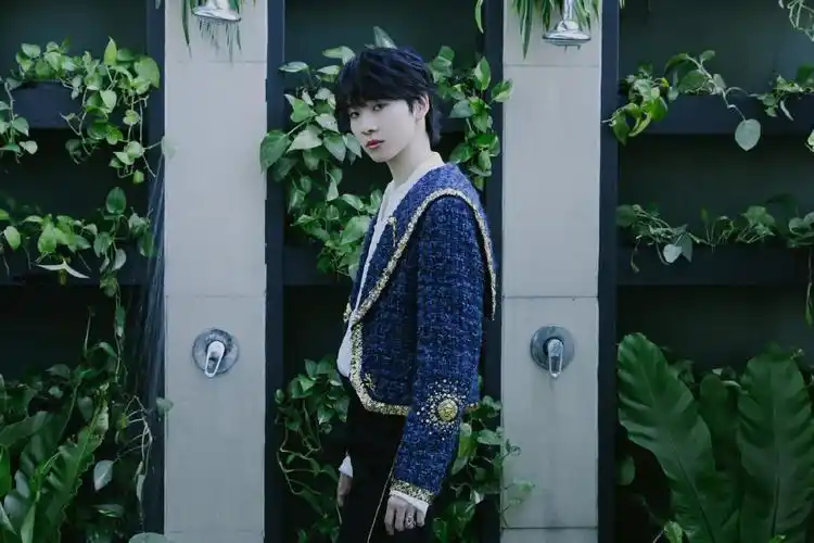 分享一组连淮伟图片给大家,图中的明星图片壁纸会点缀你的电脑桌面