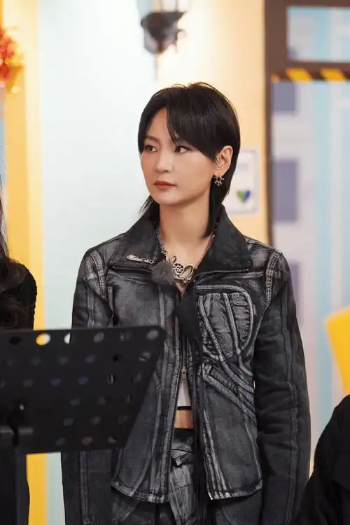 和老板@周笔畅一起唱响回忆,共同感受澳门的年轻与活力#周笔畅季风