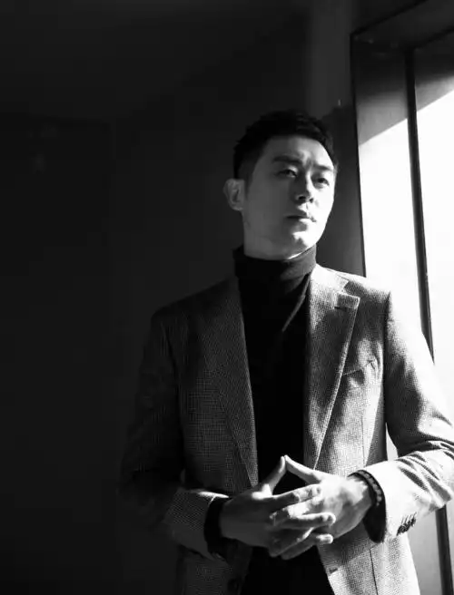 朱亚文冬日质感写真曝光 极简西装风演绎百变魅力__凤凰网