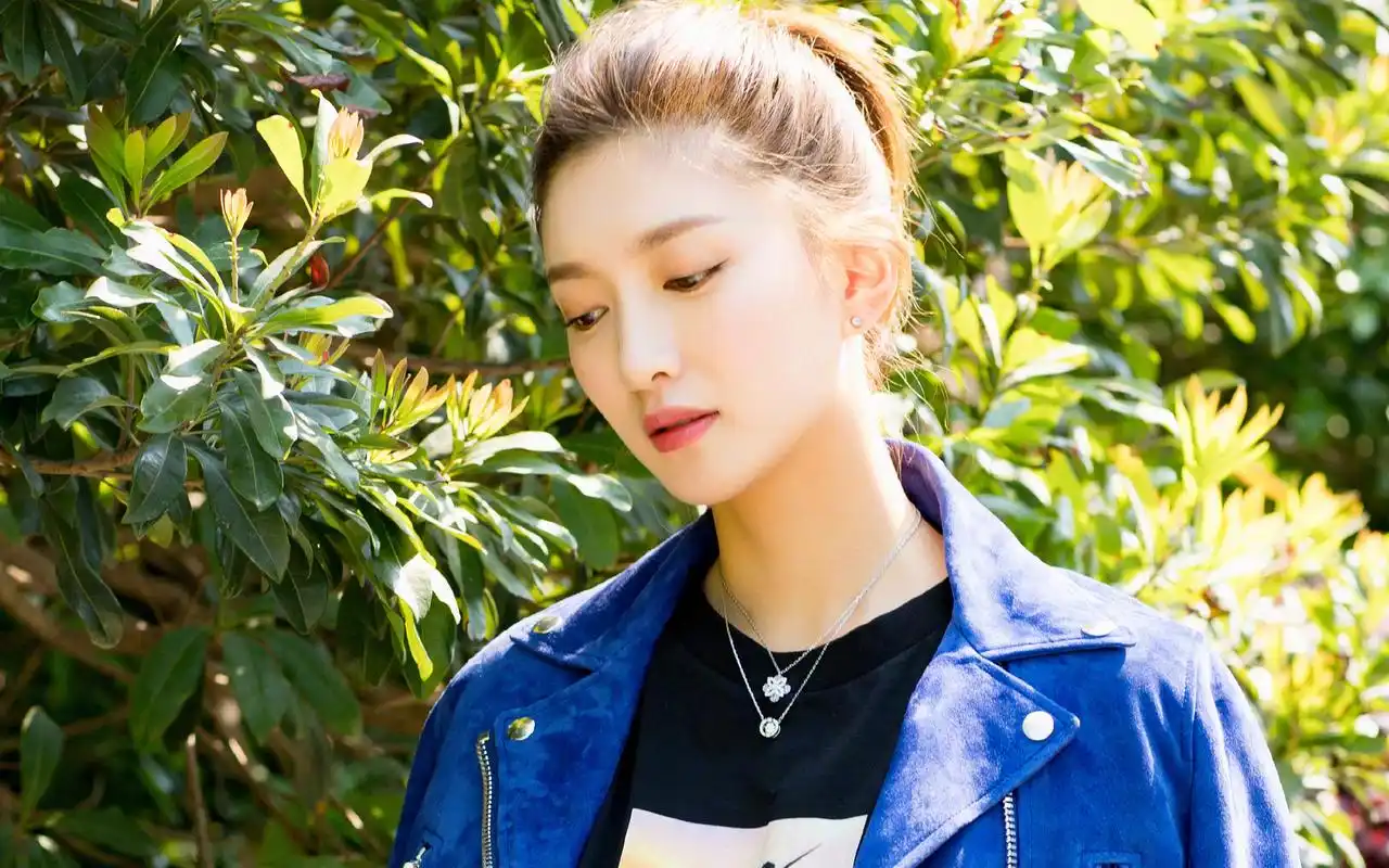 江疏影最新时尚街拍图片桌面壁纸