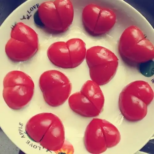 美美1008做的在10秒内把小西红柿切成心形