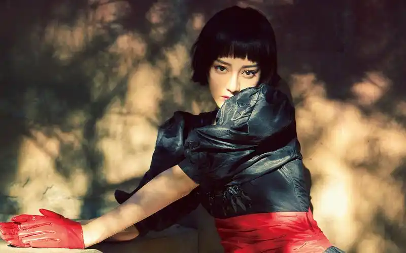 迪丽热巴短发齐刘海高清桌面壁纸