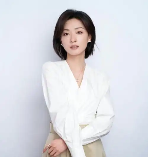 以下是万茜近照