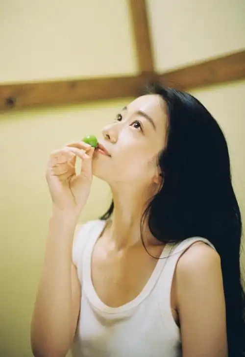 张雪迎夏日白色背心小清新私服写真组图__财经头条