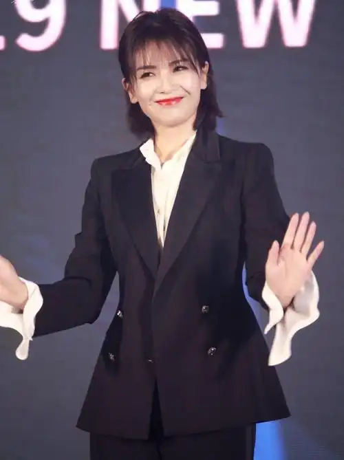 41岁刘涛穿西装现身活动,空气刘海灵气满满,美成了少女的模样