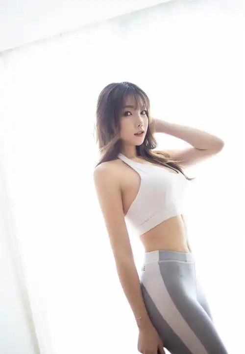 90后嫩模芝芝booty紧身性感写真