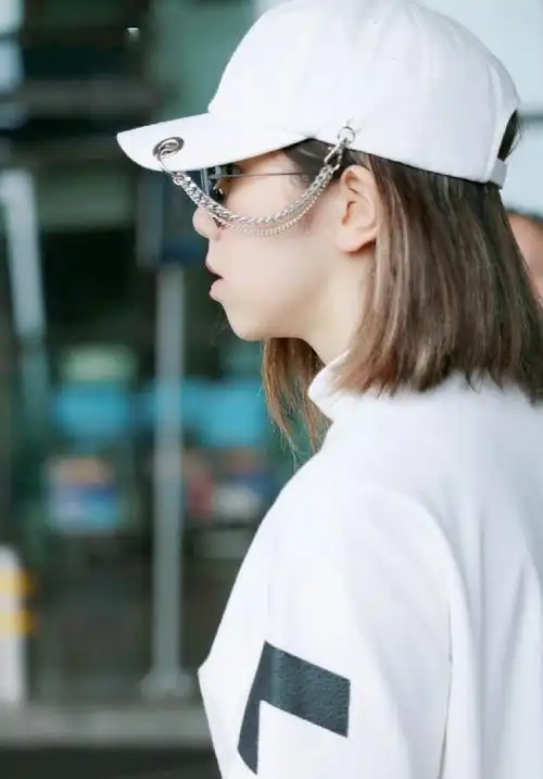 都很特别,当然还是以休闲为主的呢邓紫棋短发的她看起来很有减龄效果