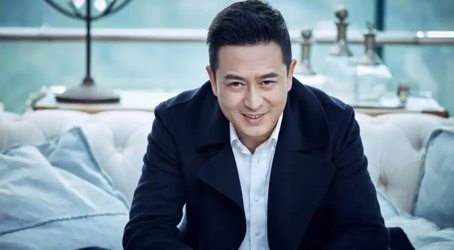 52岁张嘉译:病情持续加重,头发花白,他的演艺路还有多远