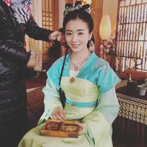 周冬雨娜扎大学同学在锦绣未央演过丫鬟还参演了王牌部队