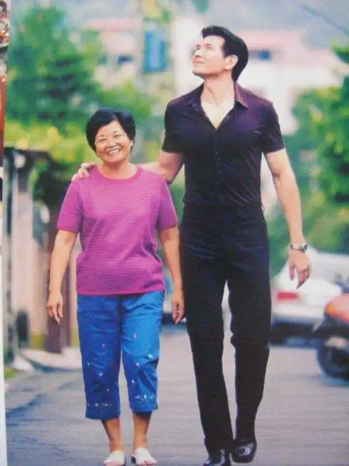 费翔的原图本是他与自己奶妈的合影.