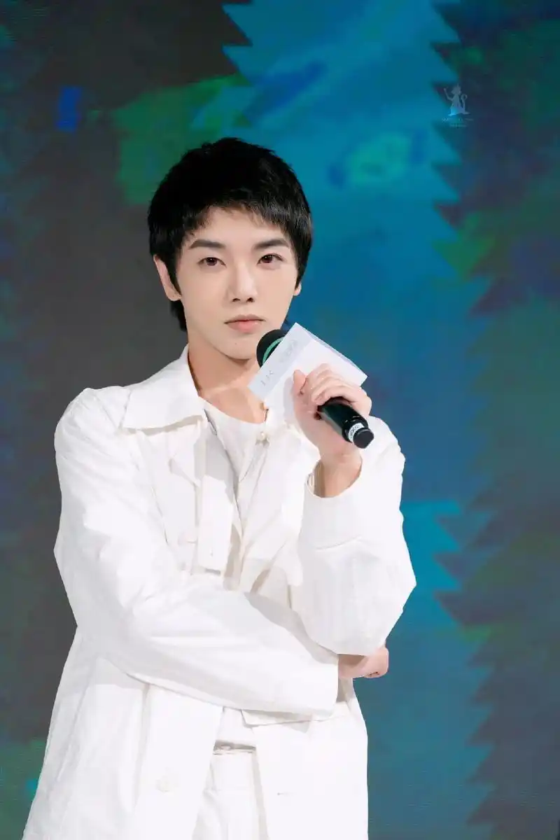 华晨宇上海见面会壁纸送上,笑起来好看的要命