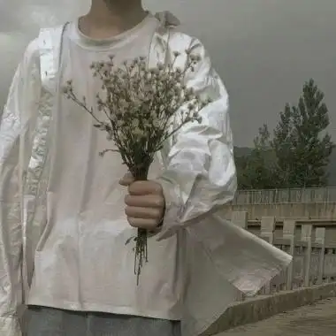 男生手持花头像比较文艺的半身手捧花男头像高清图片