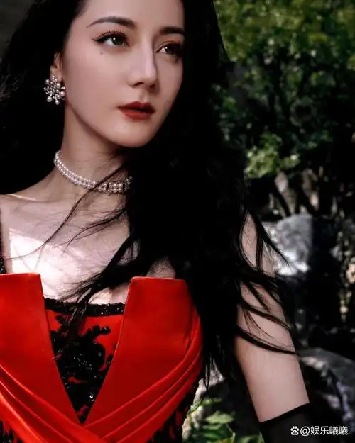 迪丽热巴火焰裙:时尚与亮眼的装扮,美呆了