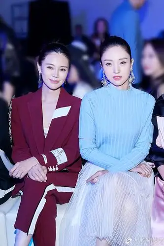 董璇与闺蜜关悦看秀颜值养眼穿纱裙配休闲外套干练自信