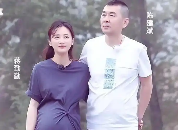 和陈建斌分手后的51岁吴越近日惊艳亮相单身生活如此美丽动人