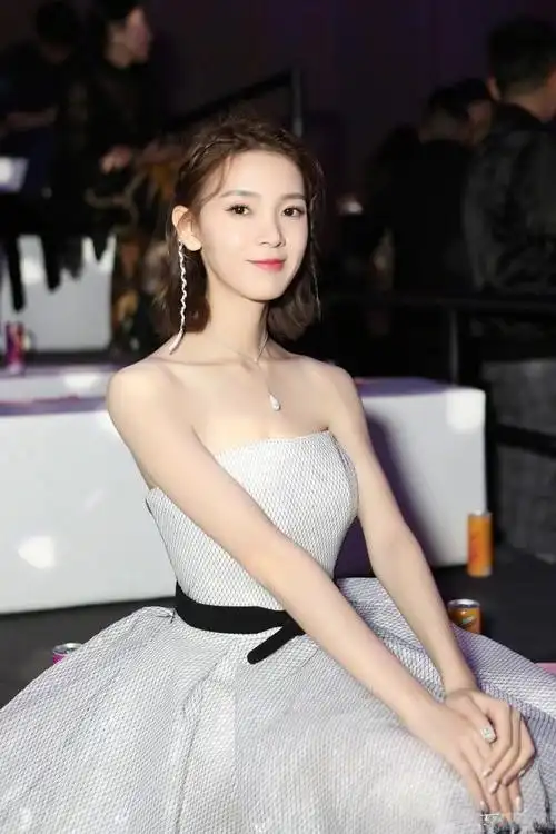 被陈瑶的一字锁骨撩到穿抹胸裙身姿窈窕身材瘦却不干瘪