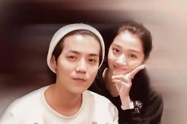 最后,无论我们喜不喜欢鹿晗和关晓彤,但是仍然要对敢于公开恋情的行为