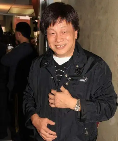 陈真扮演者近照曝光,头染金发,穿搭时尚,却老态尽显