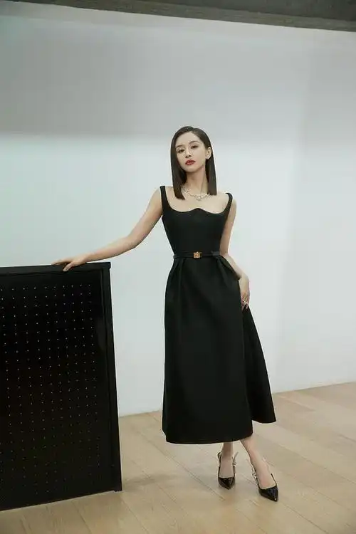 王子文穿曜黑花边领礼服气质超绝 眼神坚定浓郁红唇气场加持