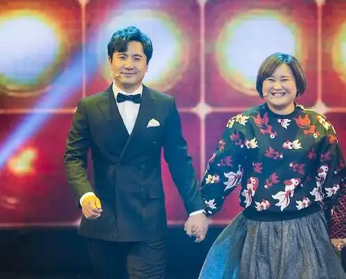 贾玲在拍摄时穿着一双宽松的拖鞋,网友们高呼:学习沈腾减肥方法