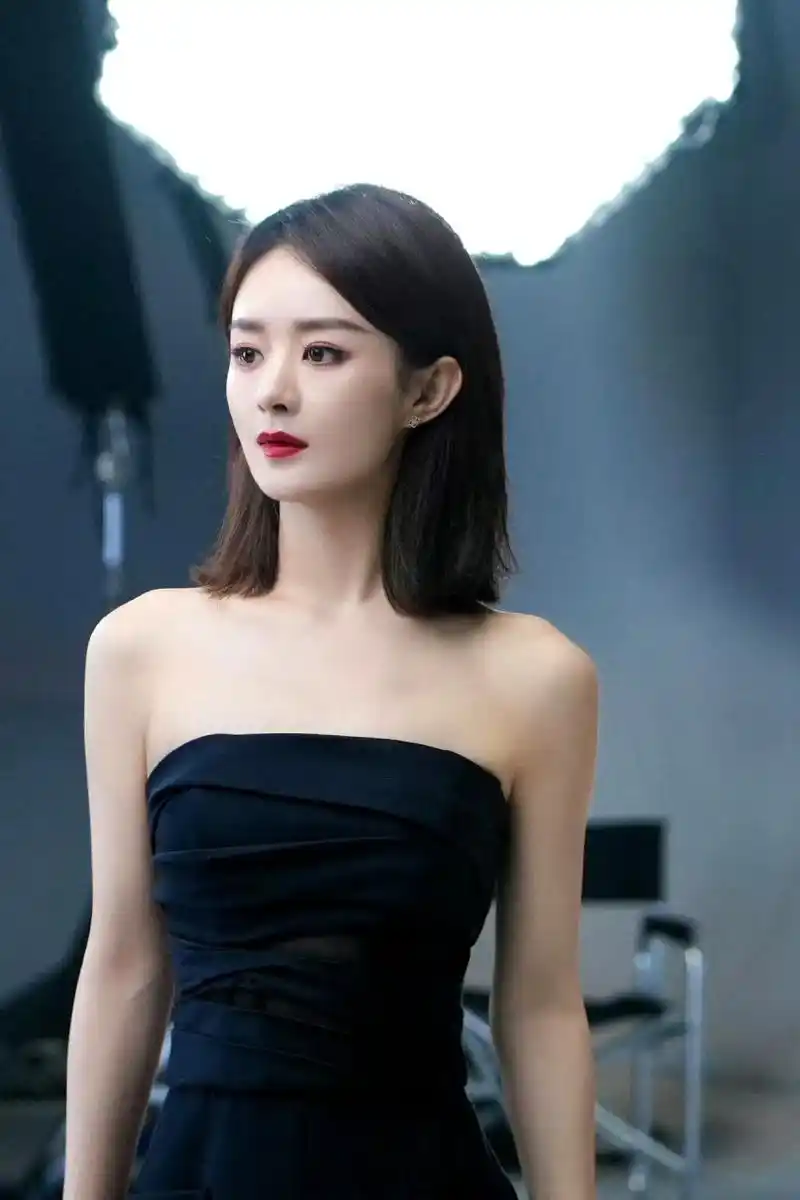 赵丽颖×cl花絮照,黑色抹胸连体裤装,齐肩短发,红唇,优雅干练,气场