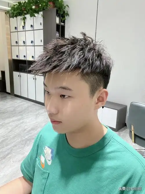 30岁男生别只会剪"板寸",试试这6款潮流发型,干净帅气有魅力(帅气男生