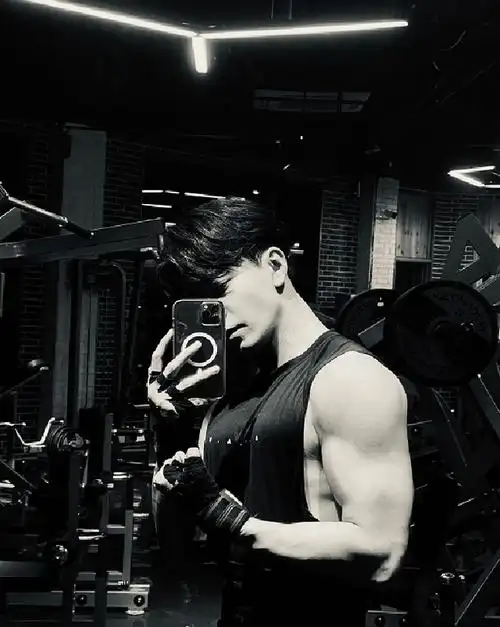 九离:腹肌壁纸,张艺兴腹肌壁纸(《一见倾心》男主又帅又有男人味图片)