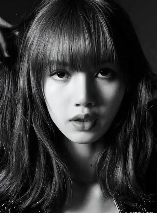 lisa新动态疑首次回应"疯马秀",态度拽得很,现场观众晒照反击