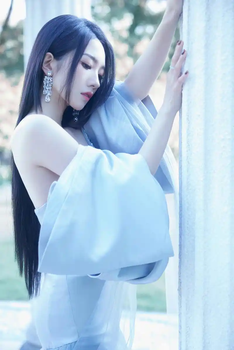 孟美岐深v鱼尾礼服写真,优雅曼妙,但身材有待加强!