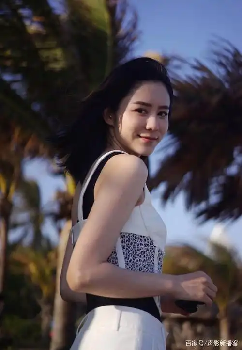 被人误会的张馨月:在甜蜜晒出林峯与女儿照片后,评论区怒怼粉丝