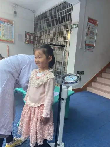 测身高和体重,立正站直,看看宝贝长高了没.