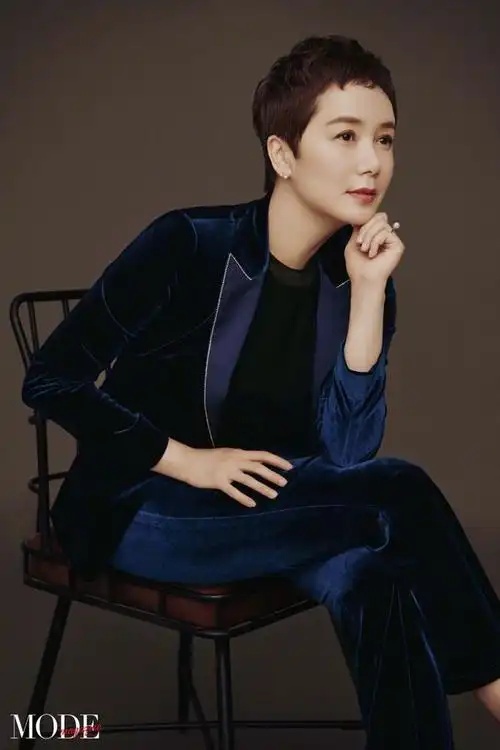 50岁蒋雯丽短发又飒又美,眉上刘海减龄时髦干练,精致率性显年轻