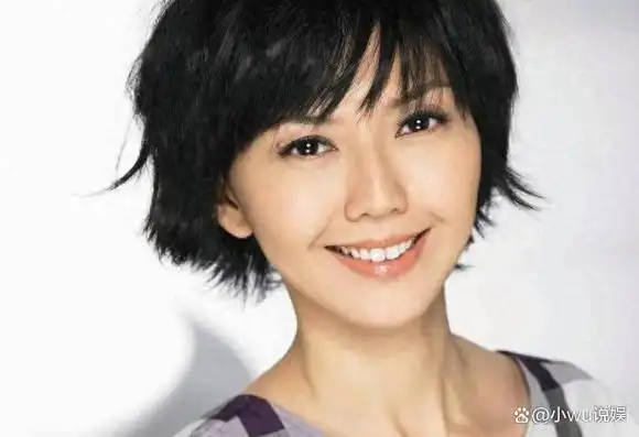 09年春晚上,孙燕姿在舞台上轻快歌唱,一袭蓝色连衣裙配上精致发型