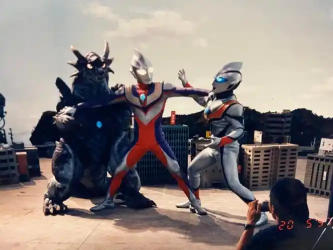 迪迦奥特曼25年前幕后花絮流出,迪迦竟有a4腰,身材完虐邪恶迪迦_腾讯