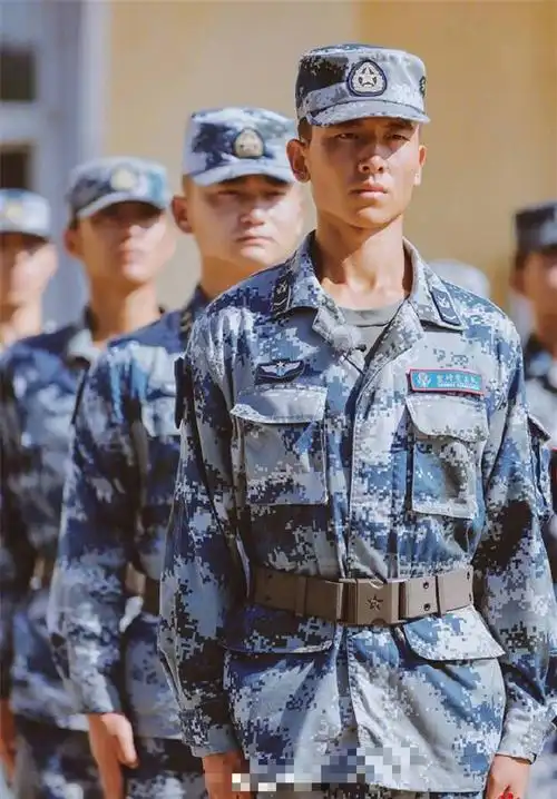 《真正的男子汉》帅气教官王威开微博!杨幂:进娱乐圈跟姐混