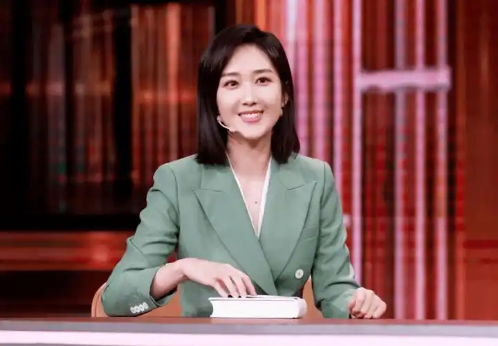 王嘉宁渐渐迷上了这个行业,她开始向往着能够和电视机里的那些主持人