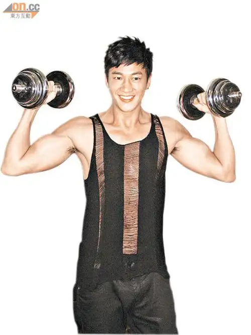 何润东拍避孕套广告 害羞收起"大雕"