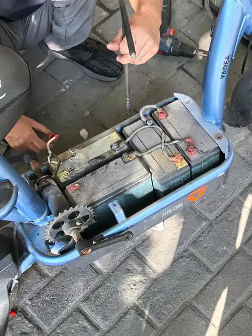 电动车电瓶批发价格 雅迪电动车的铅酸电池使用了三年多,近期将其更换