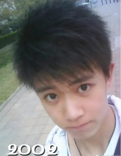 任嘉伦青涩旧照曝光,大眼抿嘴自拍气质变化大