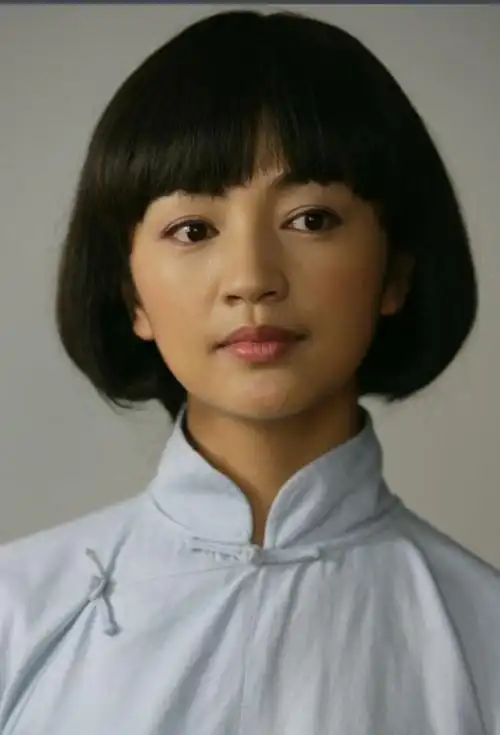 原创阔太罗海琼罕见现身,与李亚鹏参加公益活动,瘦到撑不起裤子?