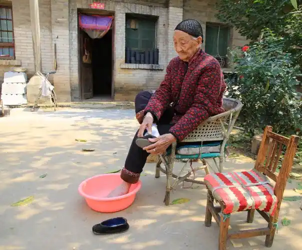 晋南奶奶6岁缠脚长成三寸金莲今年100岁看她生活是个啥样子