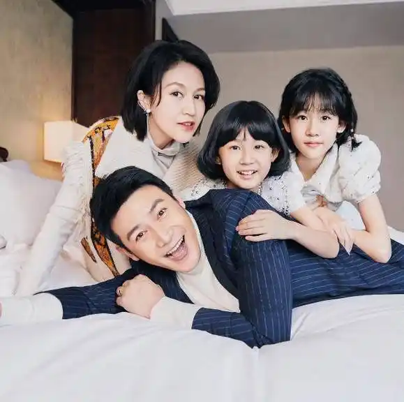 结婚26周年陆毅鲍蕾夫妇晒出全家福是艺人们的榜样