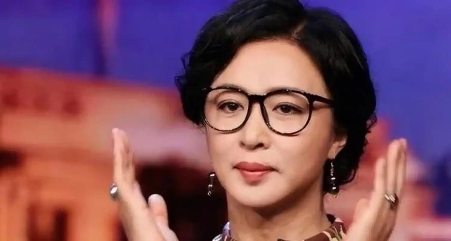 有记者问金星:"你做完变性手术后,和女人一起洗澡,会不会动心?