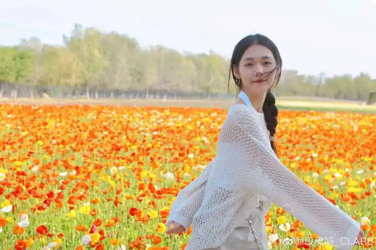 段奥娟漫步花海写真 穿镂空吊带衫笑容明媚甜美_自由_白色_侵权