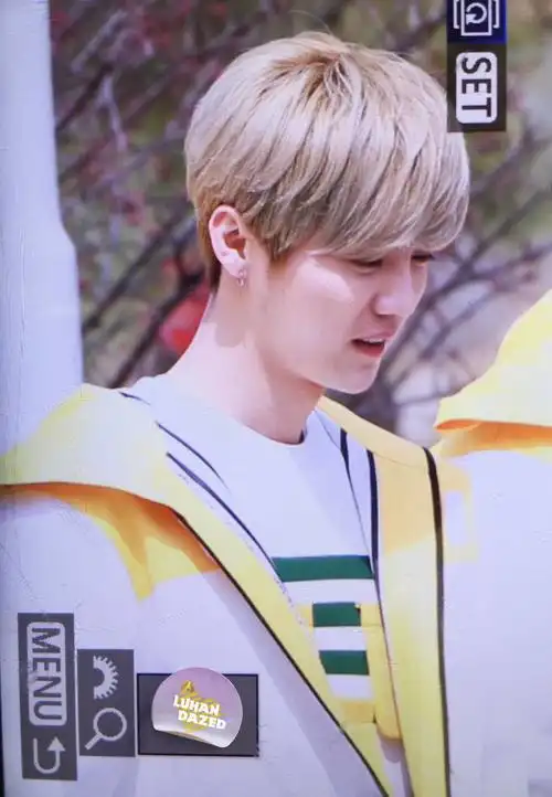 穿着高中校服的鹿晗,看上去毫无违和感!