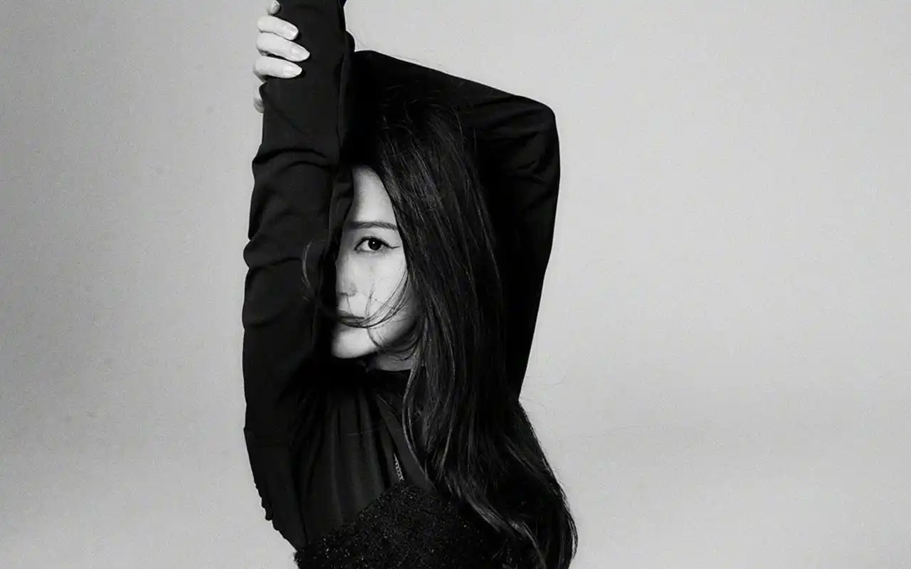 李沁黑白光影高清桌面壁纸