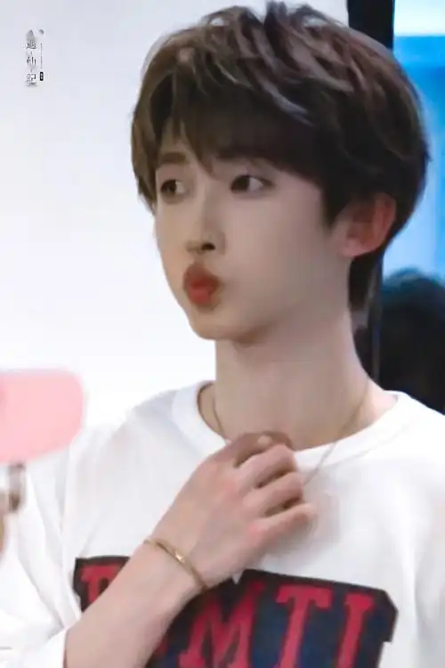 看展线下饭拍#刘宇今日份泰国线下看展饭拍白色t恤造型嘟嘟嘴敲可爱!